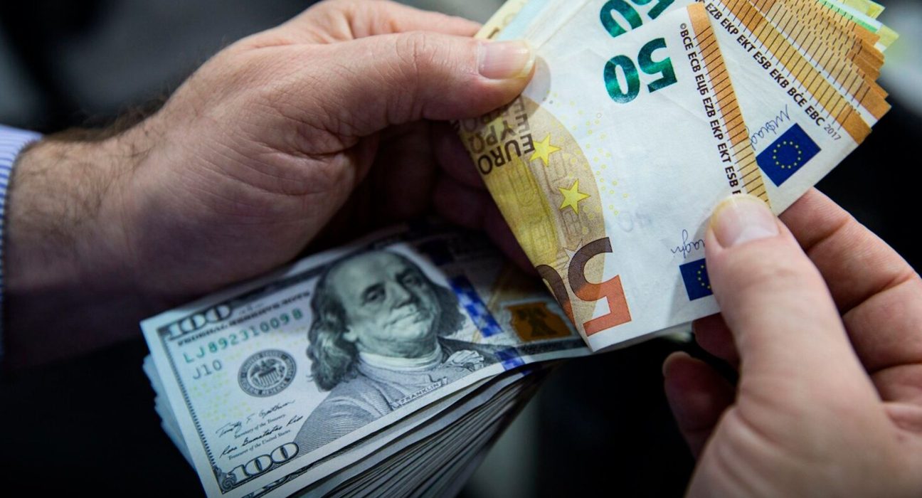 НБУ різко збільшив обсяги продажу валюти на тлі рекордного падіння гривні
